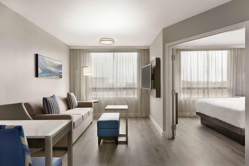Embassy Suites by Hilton Montreal Airport - Hotels