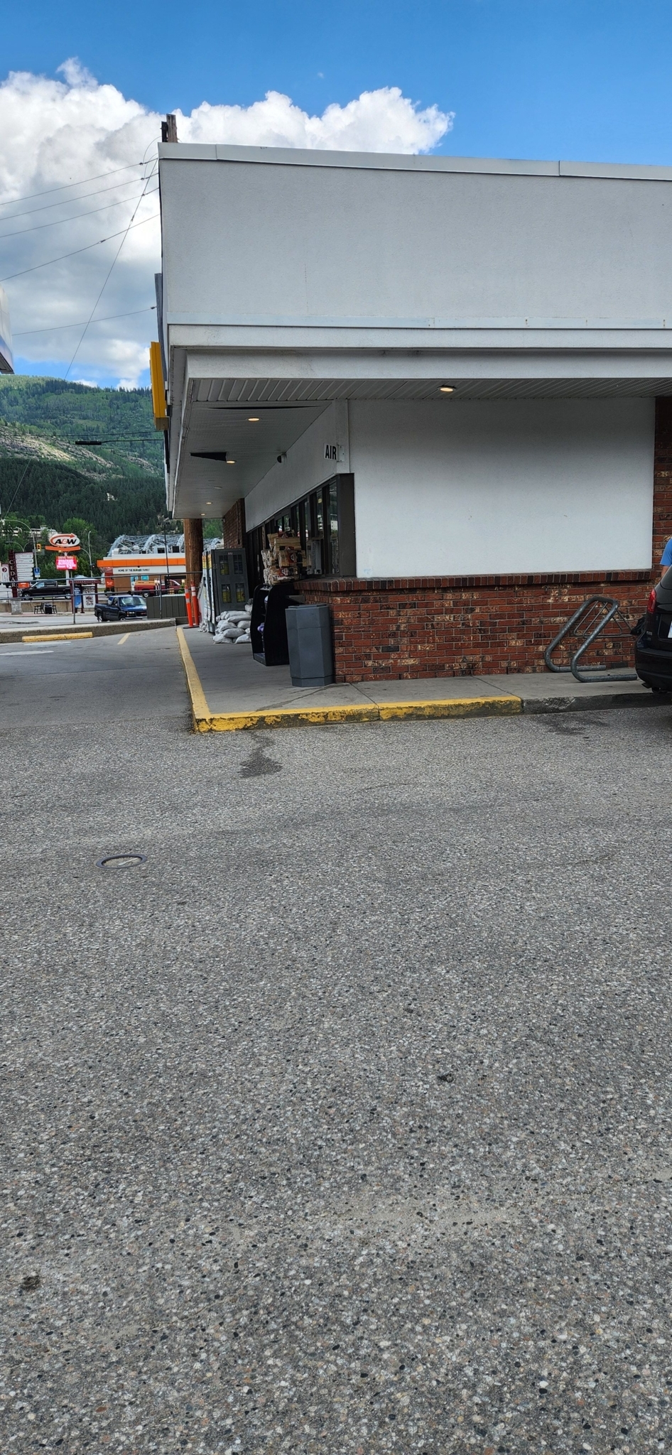 on the run - convenience store - Convenience Stores