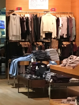 Aritzia Oakridge Centre - Women's Clothing Stores