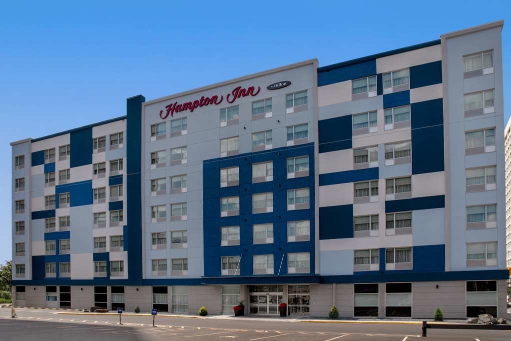 Hampton Inn by Hilton Winnipeg Downtown - Hotels