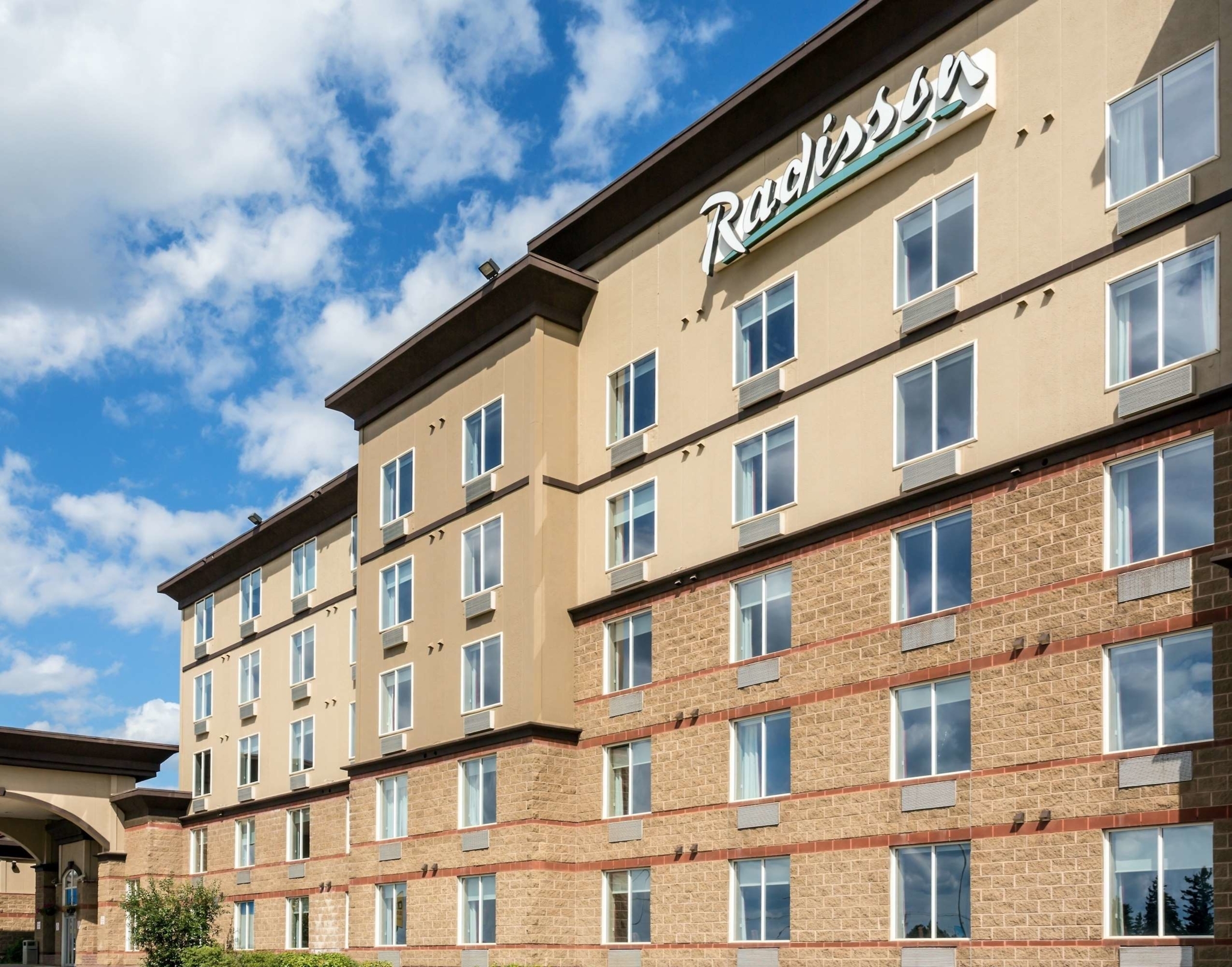 Radisson Hotel & Suites Fort McMurray - Hotels