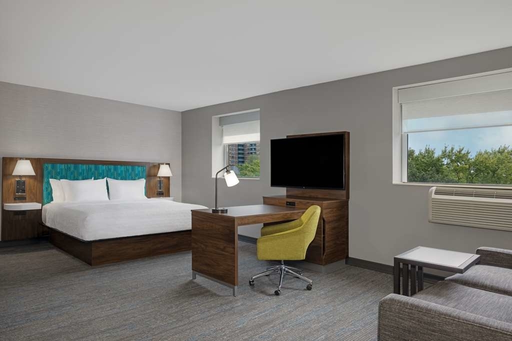 Hampton Inn & Suites by Hilton Toronto Downtown - Hotels