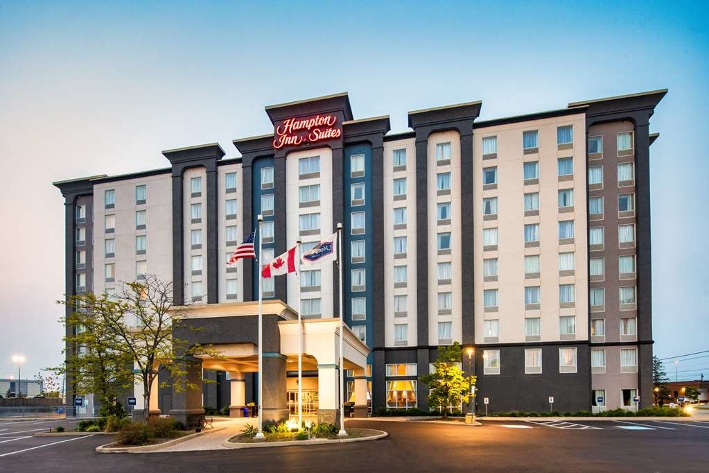 Hampton Inn & Suites by Hilton Toronto Airport - Hotels