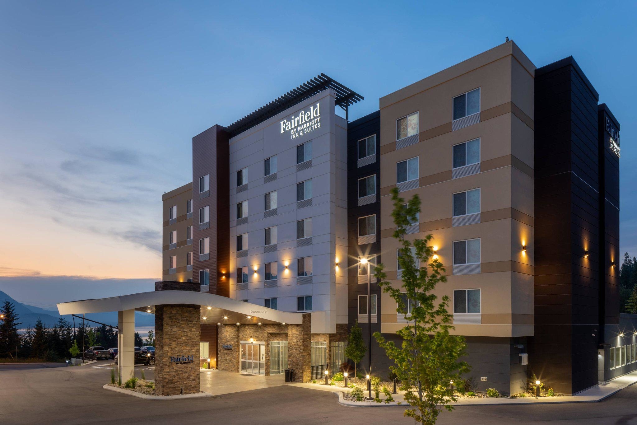 Fairfield Inn & Suites by Marriott Salmon Arm - Hôtels