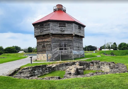 Lieu Historique National De Coteau Du Lac - Museums
