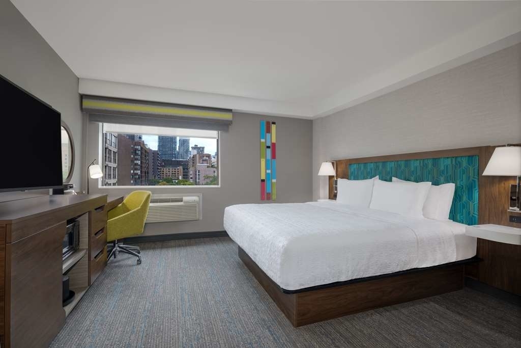 Hampton Inn & Suites by Hilton Toronto Downtown - Hotels