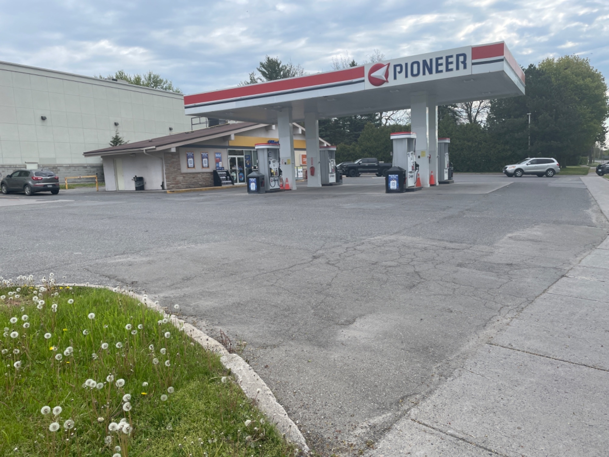 pioneer - gas station - Stations-services