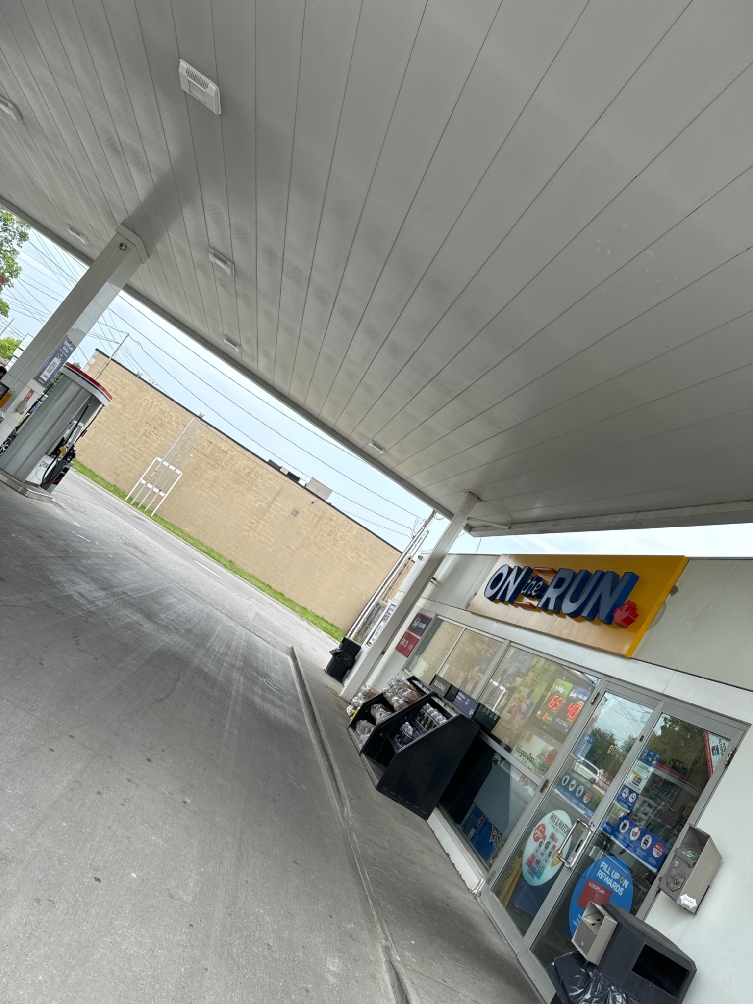 on the run - convenience store - Dépanneurs