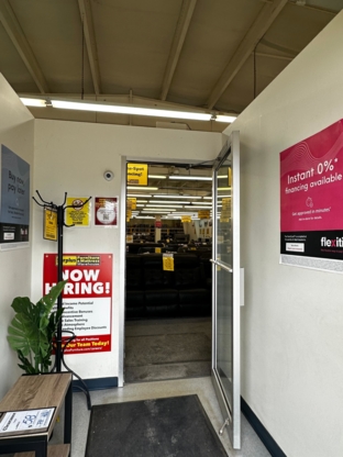 Surplus Furniture and Mattress Warehouse - Magasins de meubles