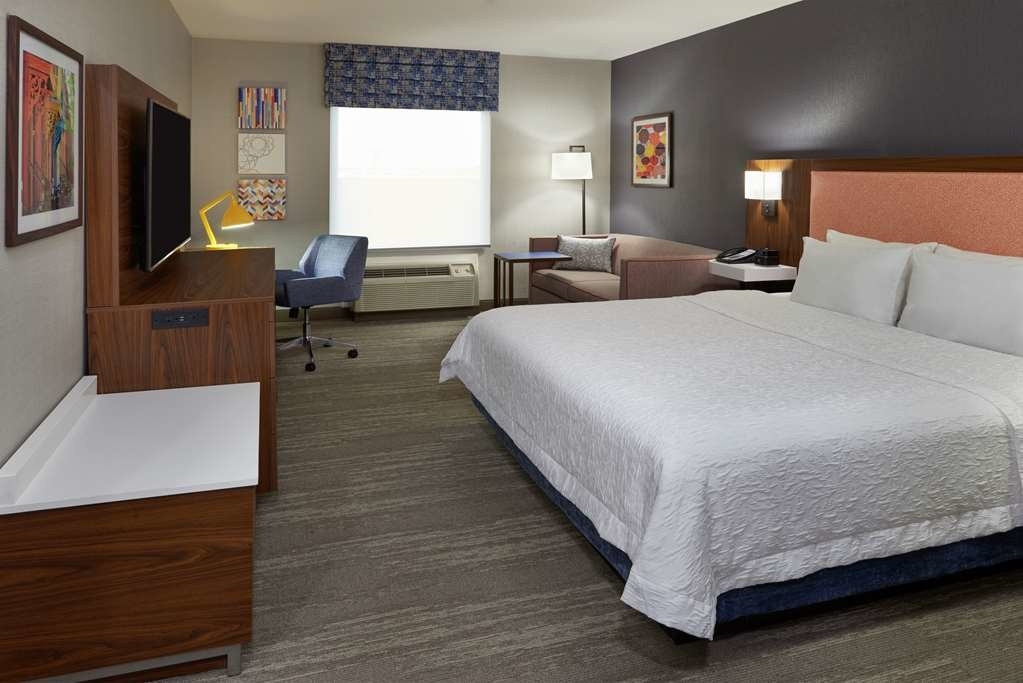 Hampton Inn & Suites by Hilton Montreal-Dorval - Hotels
