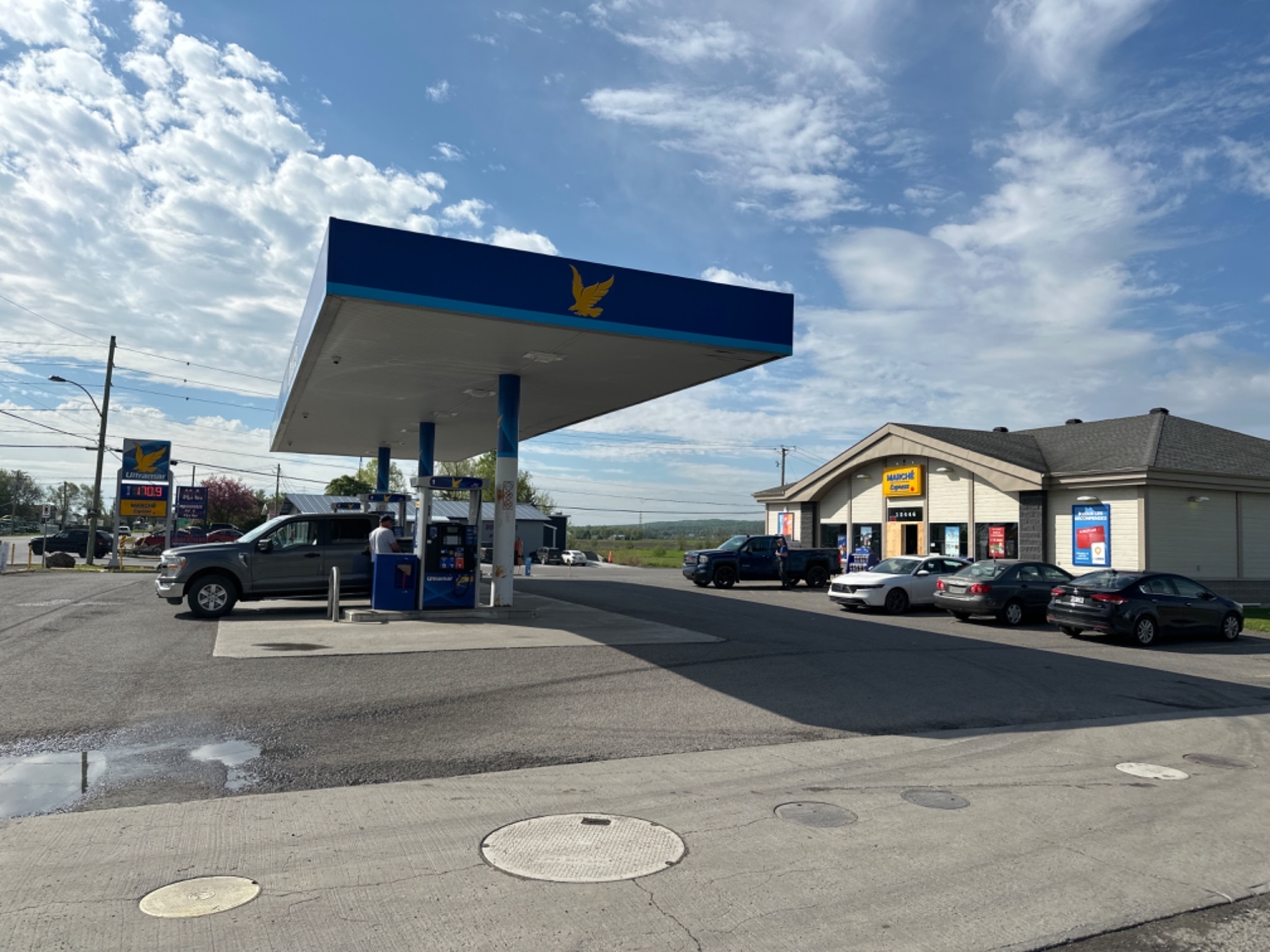 ultramar - gas station - Stations-services