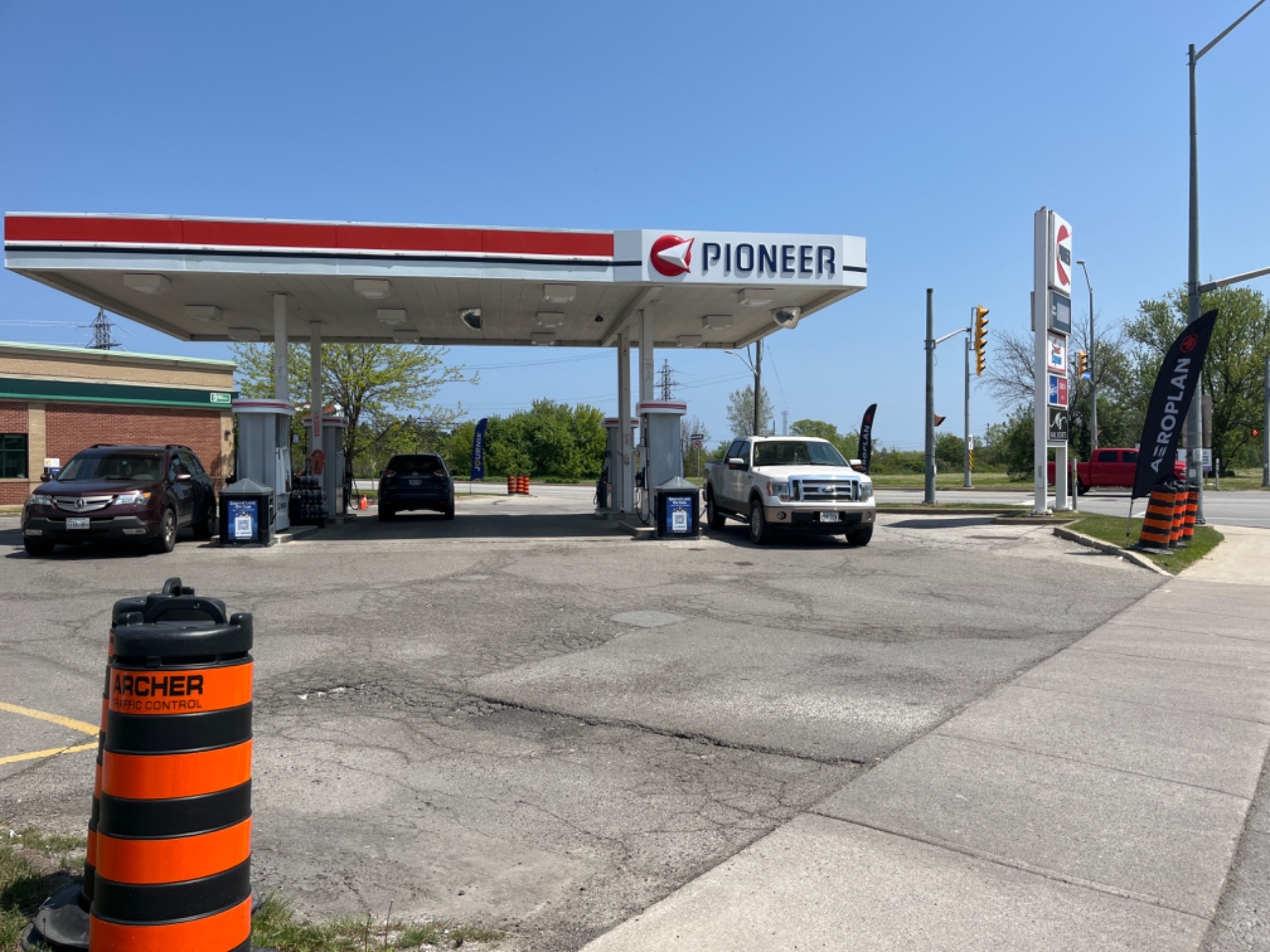 pioneer - gas station - Stations-services
