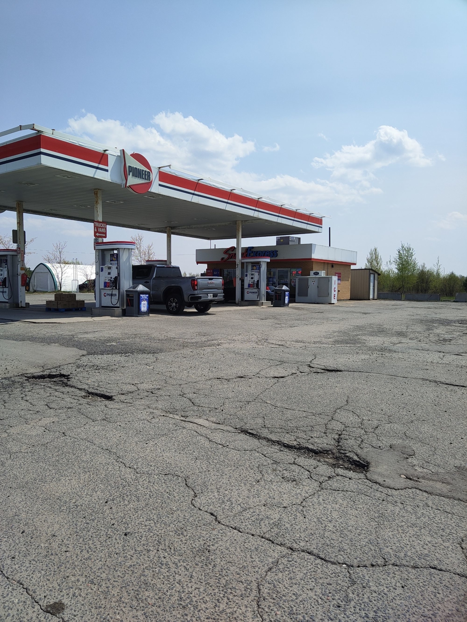 pioneer - gas station - Gas Stations