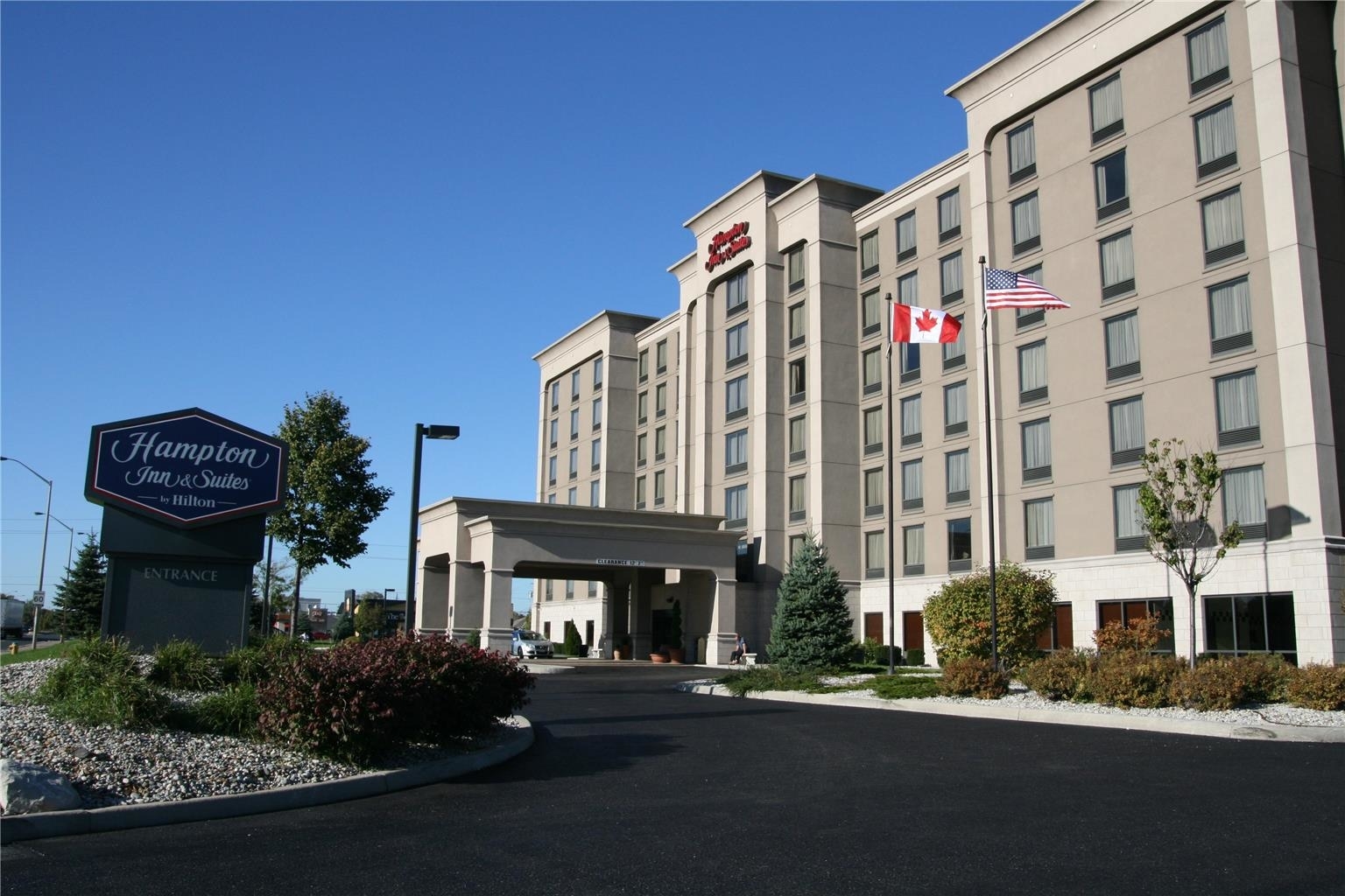 Hampton Inn and Suites by Hilton Windsor - Hotels