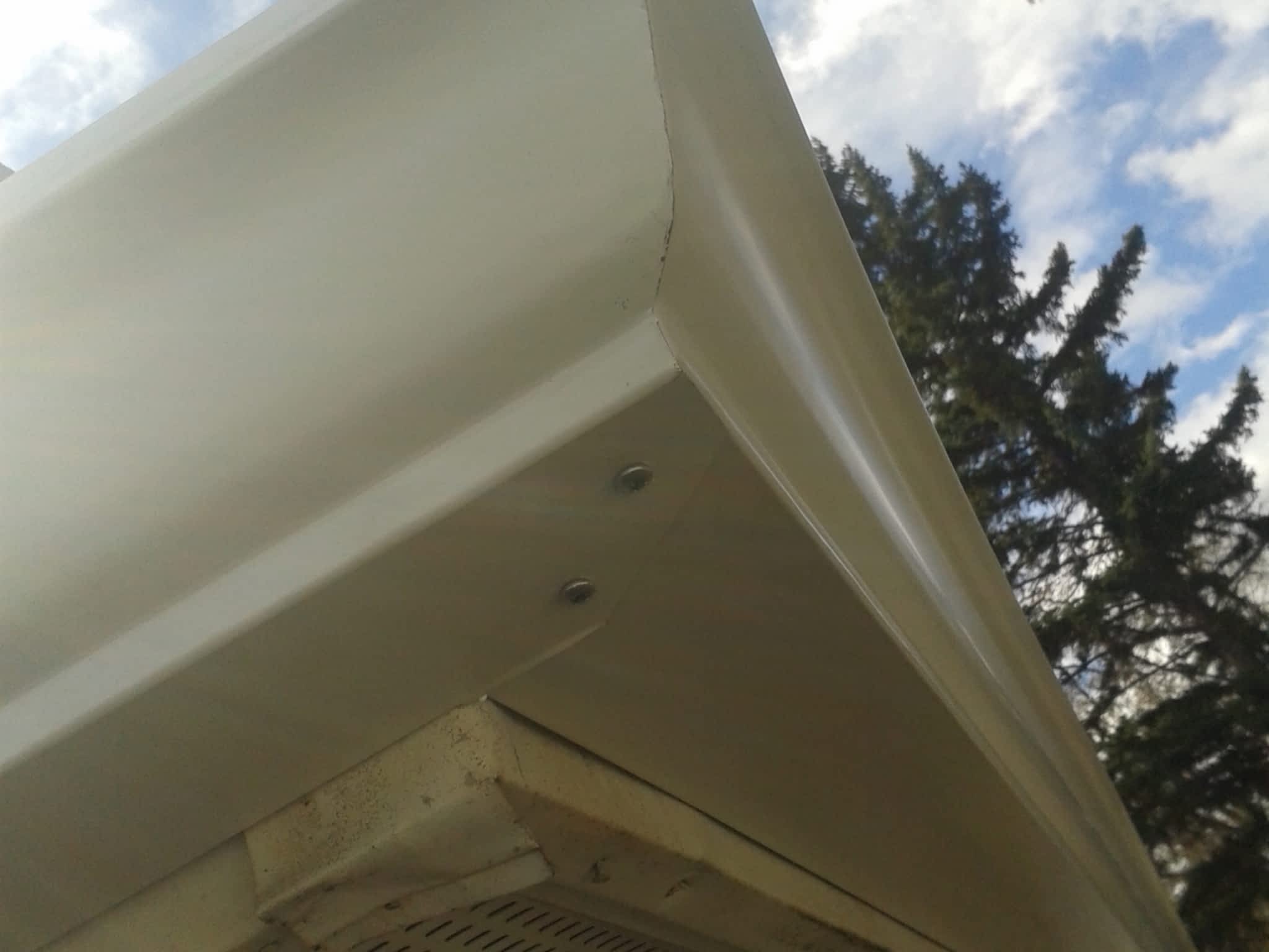 photo Well Hung Eavestrough