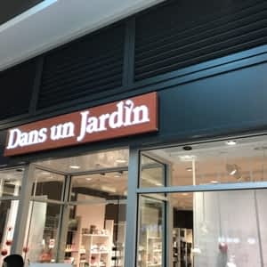 carrefour laval parfumerie