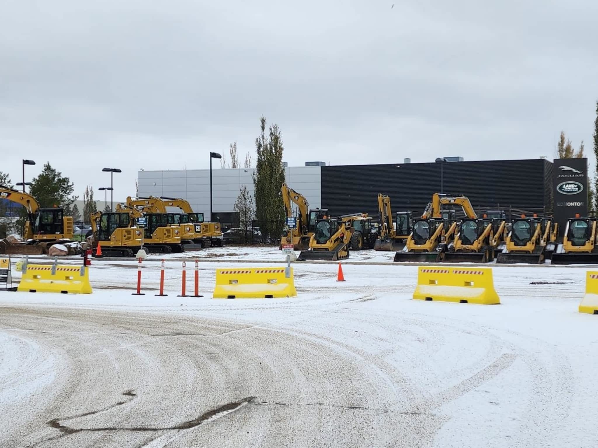 photo Finning Canada Compact Service Shop