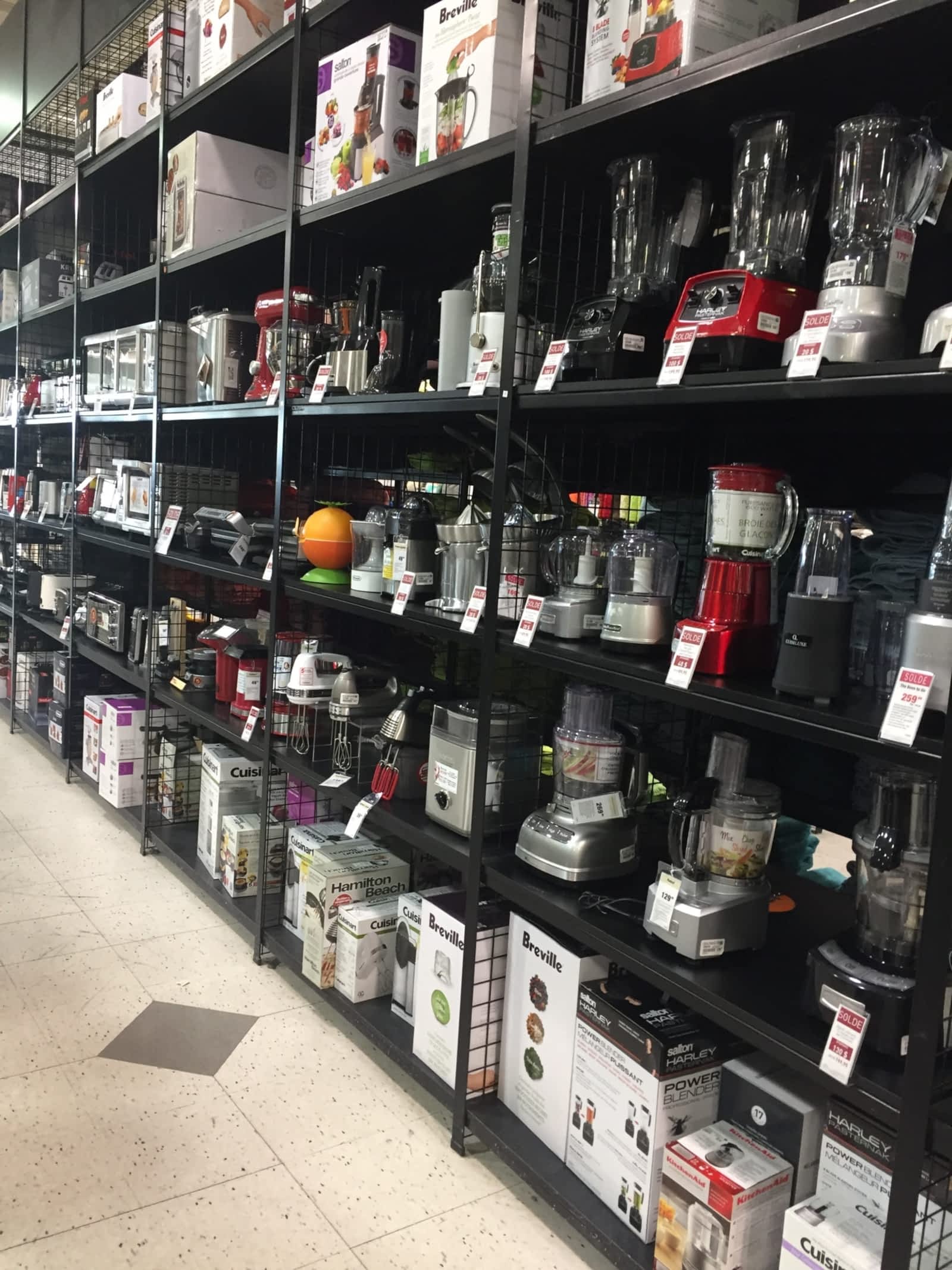 Linen Chest 1655, boul Le Corbusier, Laval, QC