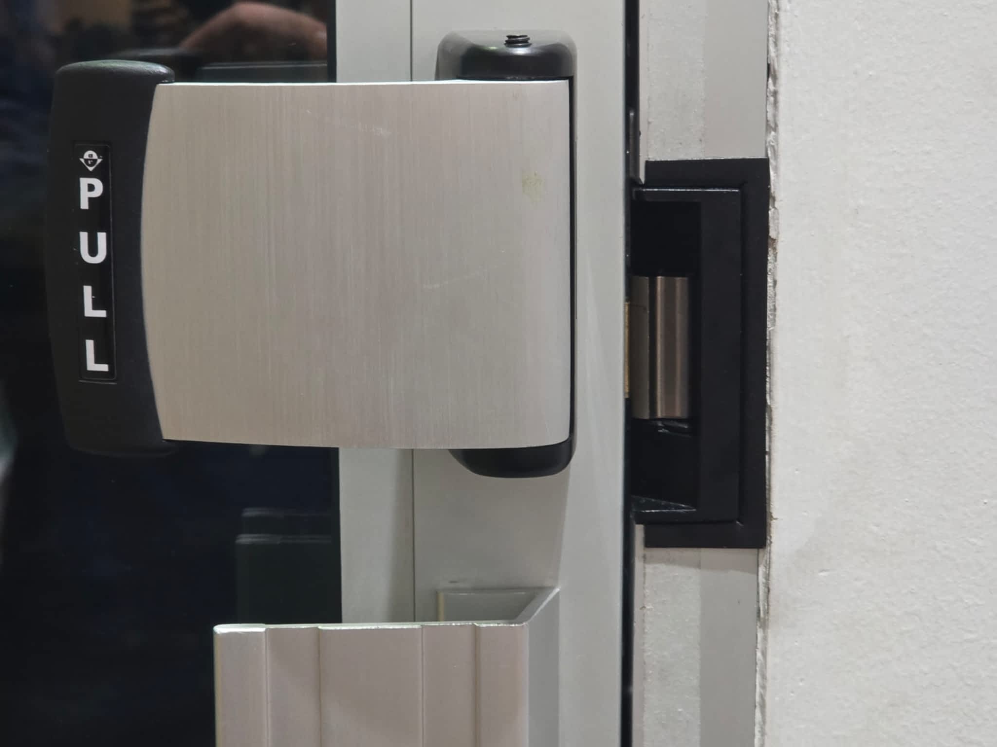 photo Complete Door and Lock