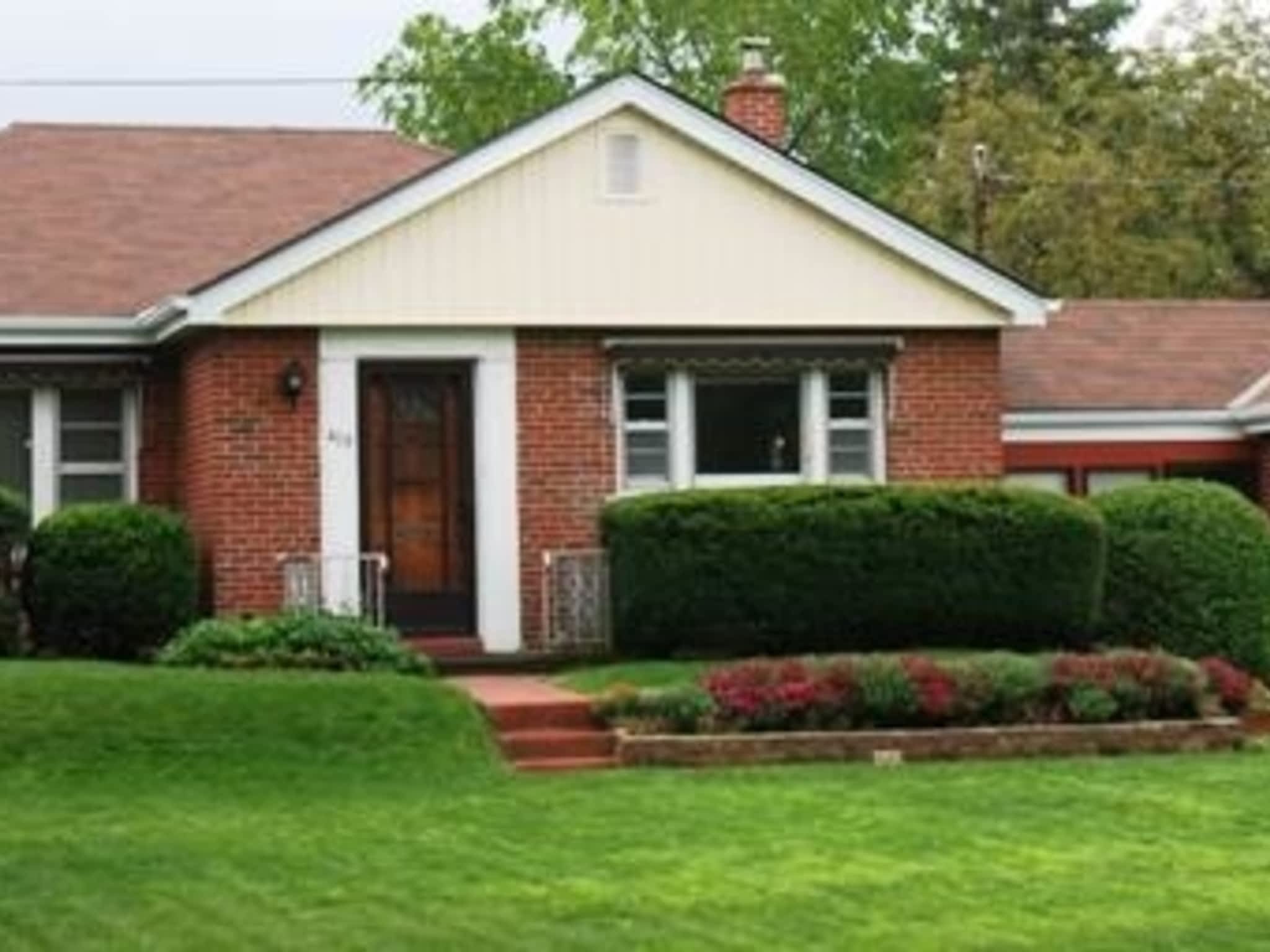 photo Exterior Touches Eavestroughing