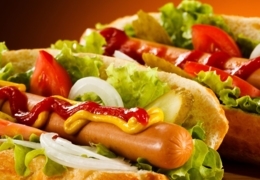 Commandez un hot-dog steamé à ces casse-croûtes montréalais
