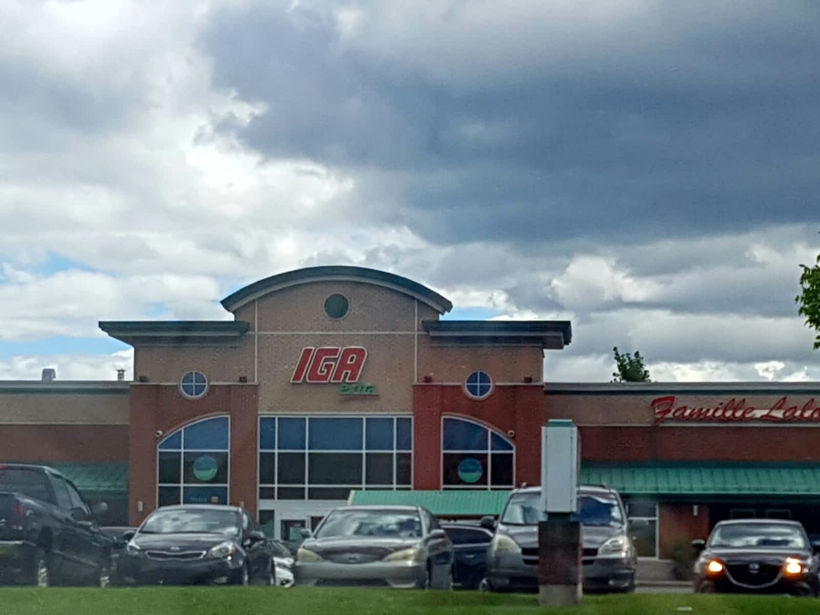 IGA Extra Opening Hours 11800 boul de Salaberry, Dollarddes