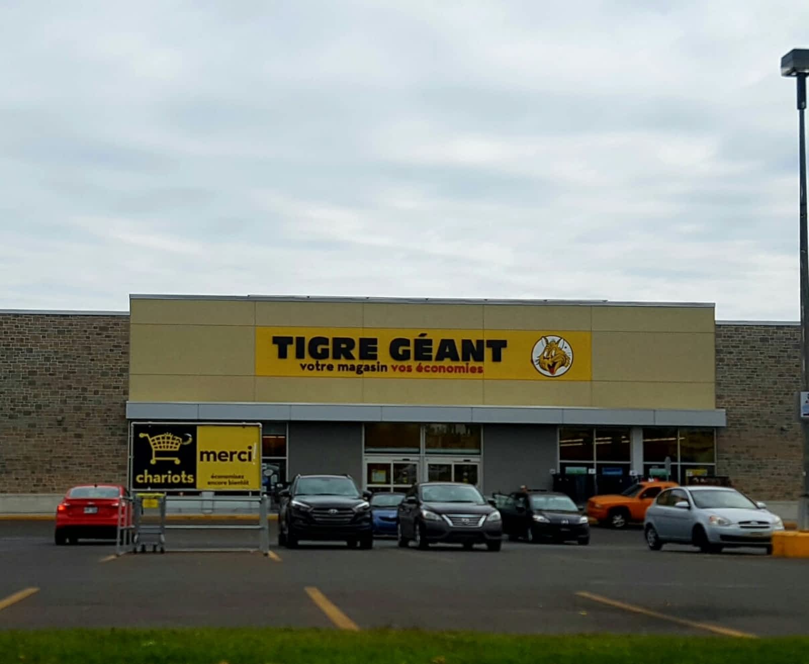 Giant Tiger Opening Hours 1001 boul CuréLabelle, Laval, QC