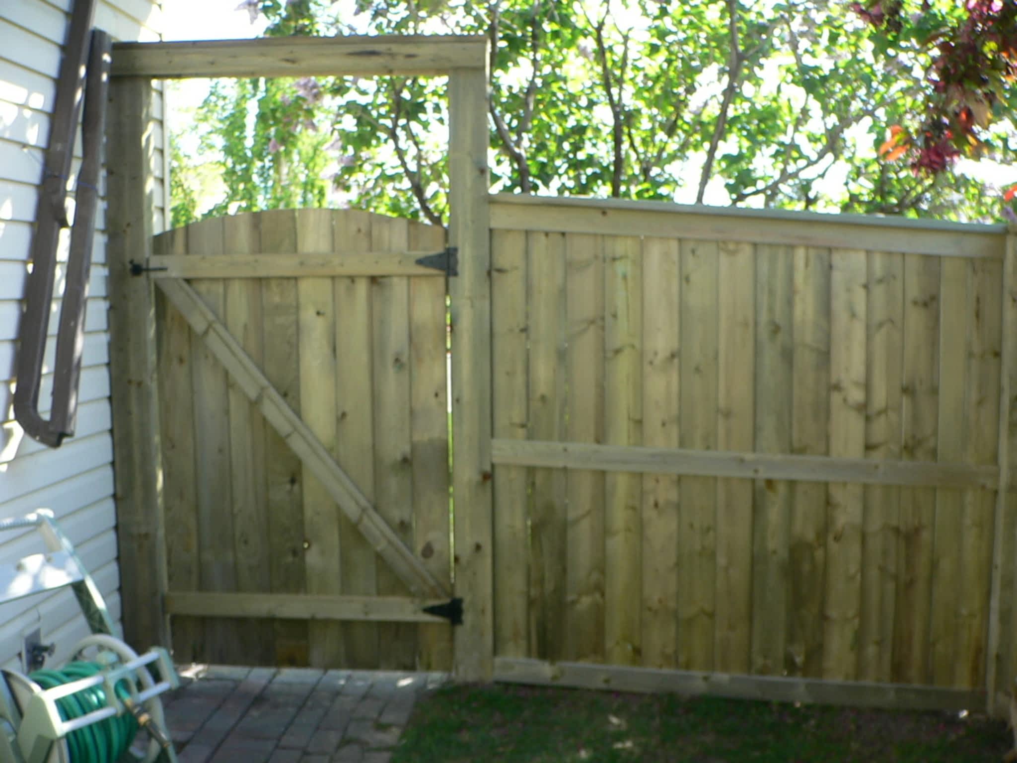 photo TrueFENCE Calgary 2009 Inc