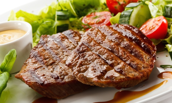 Célébrez la fête des Pères dans un steakhouse