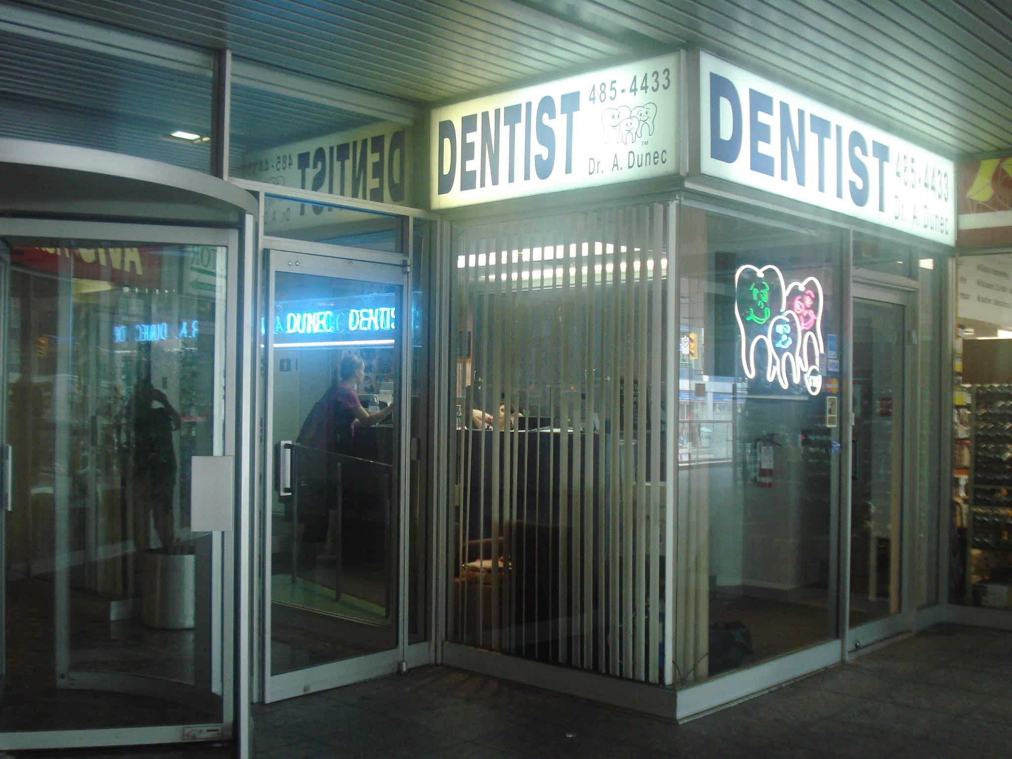photo A Dunec Dr Yonge and Davisville Dental Centre