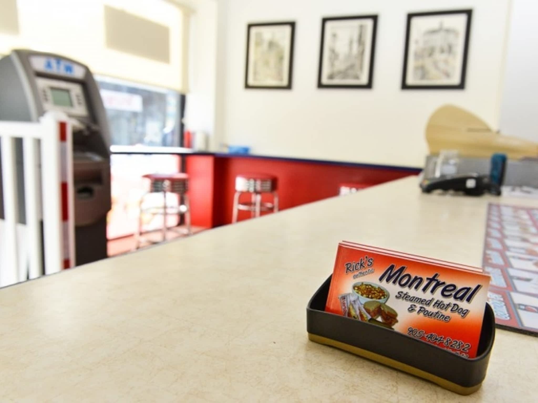 photo Smith's Montreal Steamed Hotdog Poutine