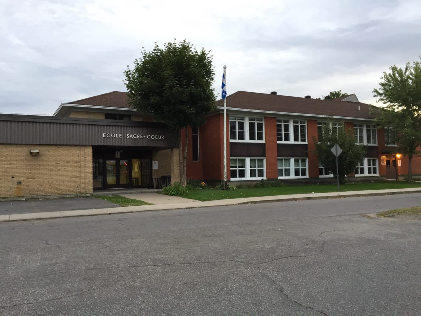 Commission Scolaire des HautesRivières 375, 15E av, SaintJeanSur