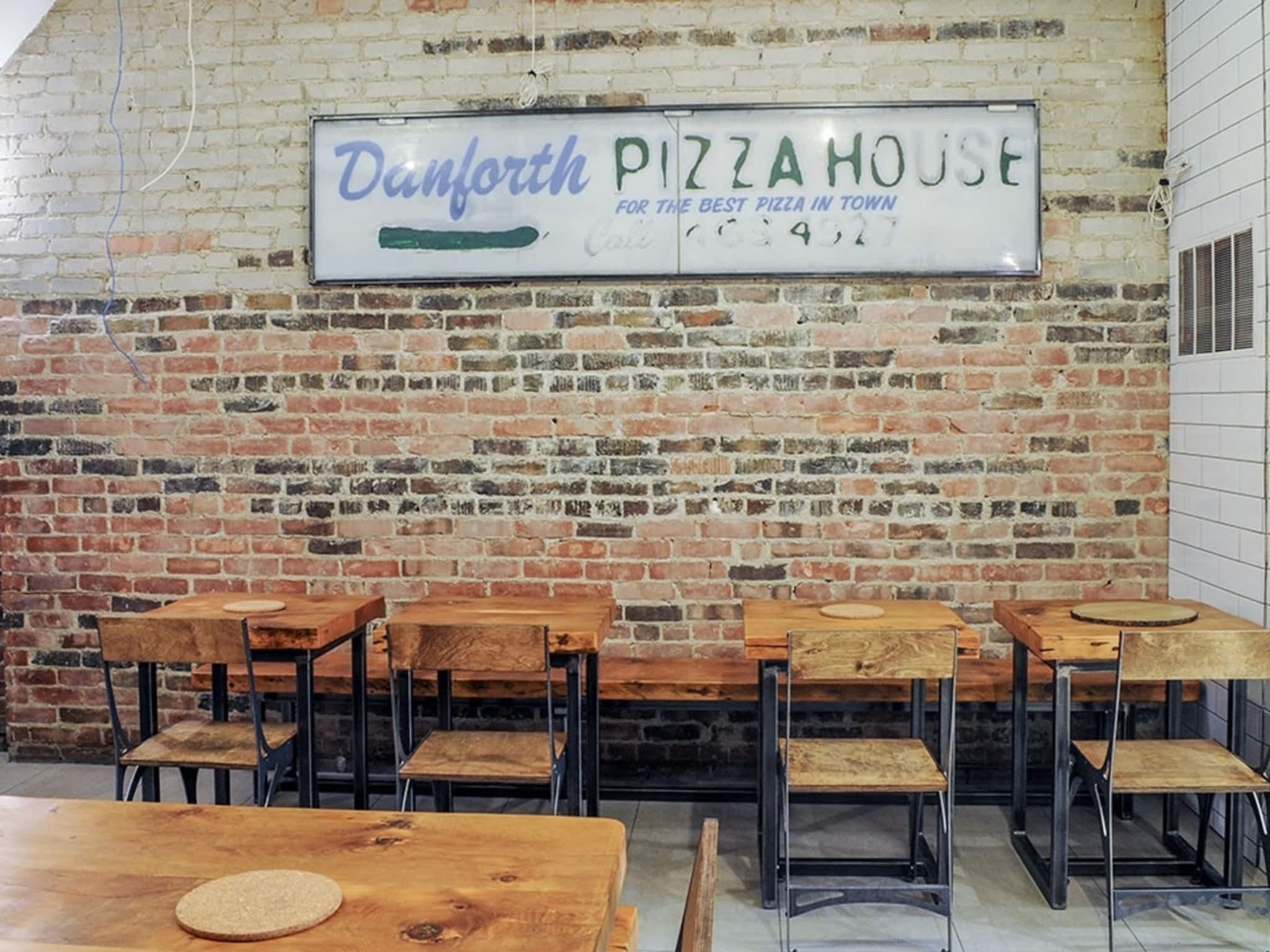 photo Danforth Pizza House