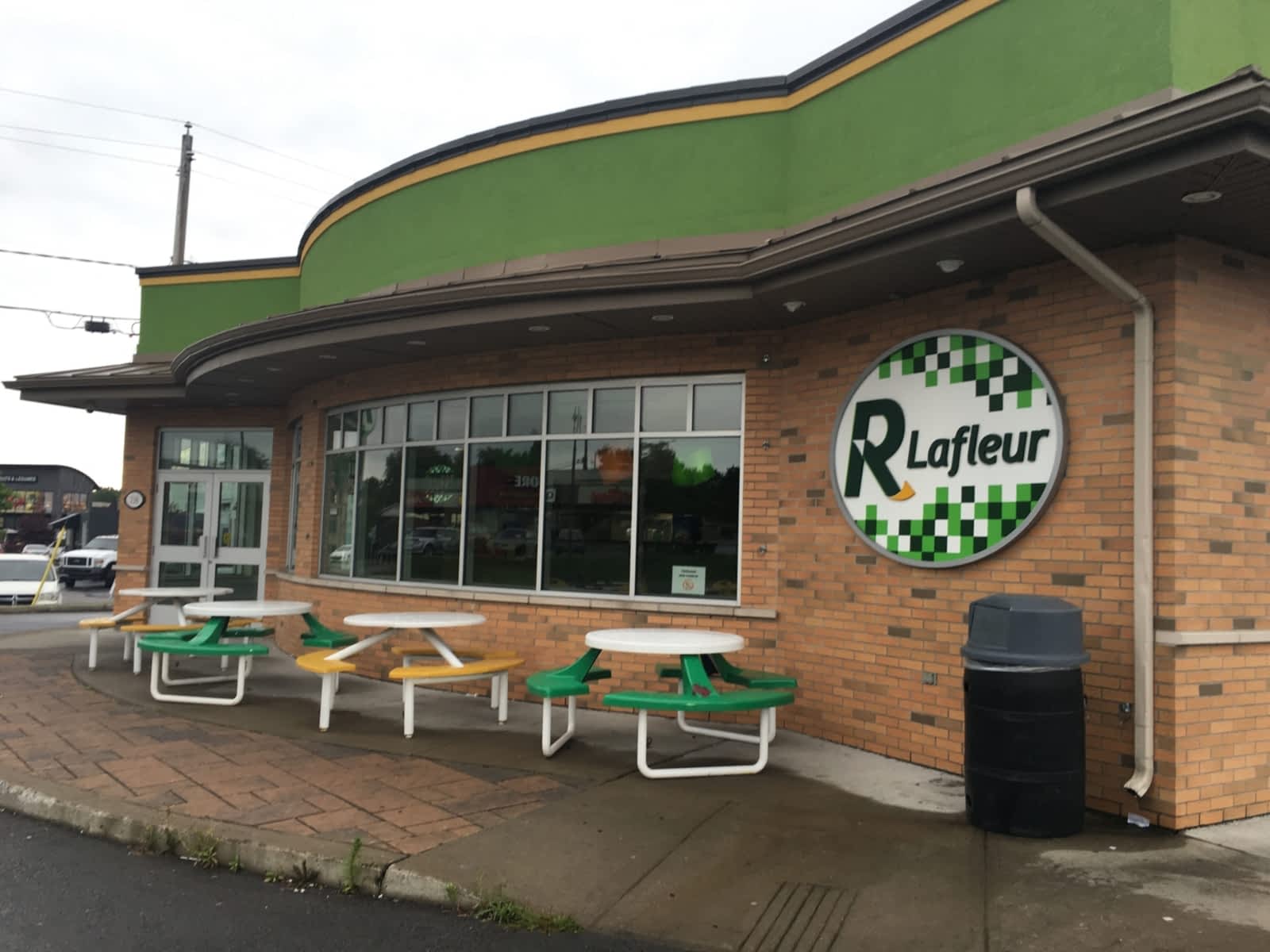 Les Restaurant Lafleur Inc Opening Hours 116, boul Industriel