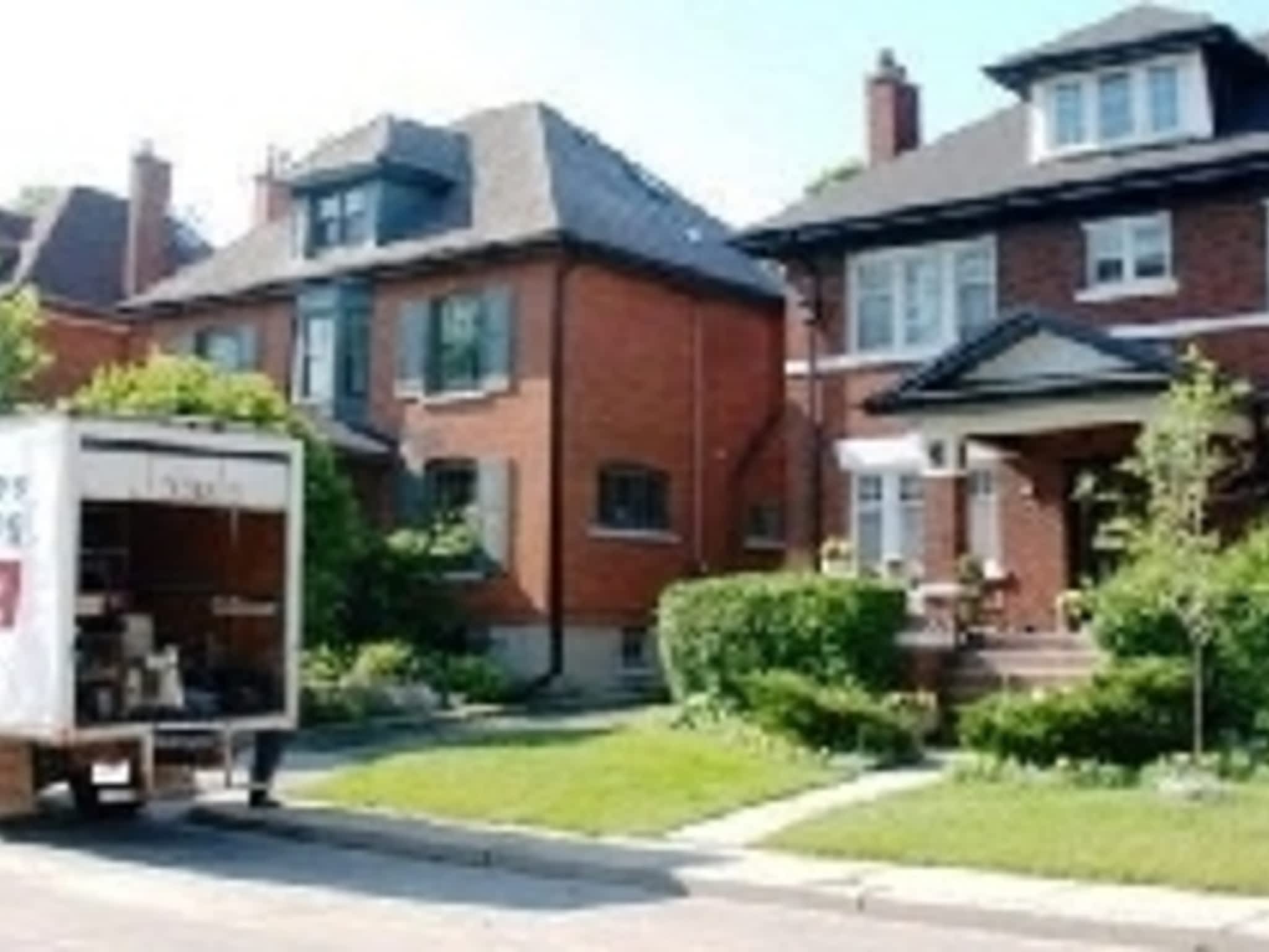 photo Exterior Touches Eavestroughing