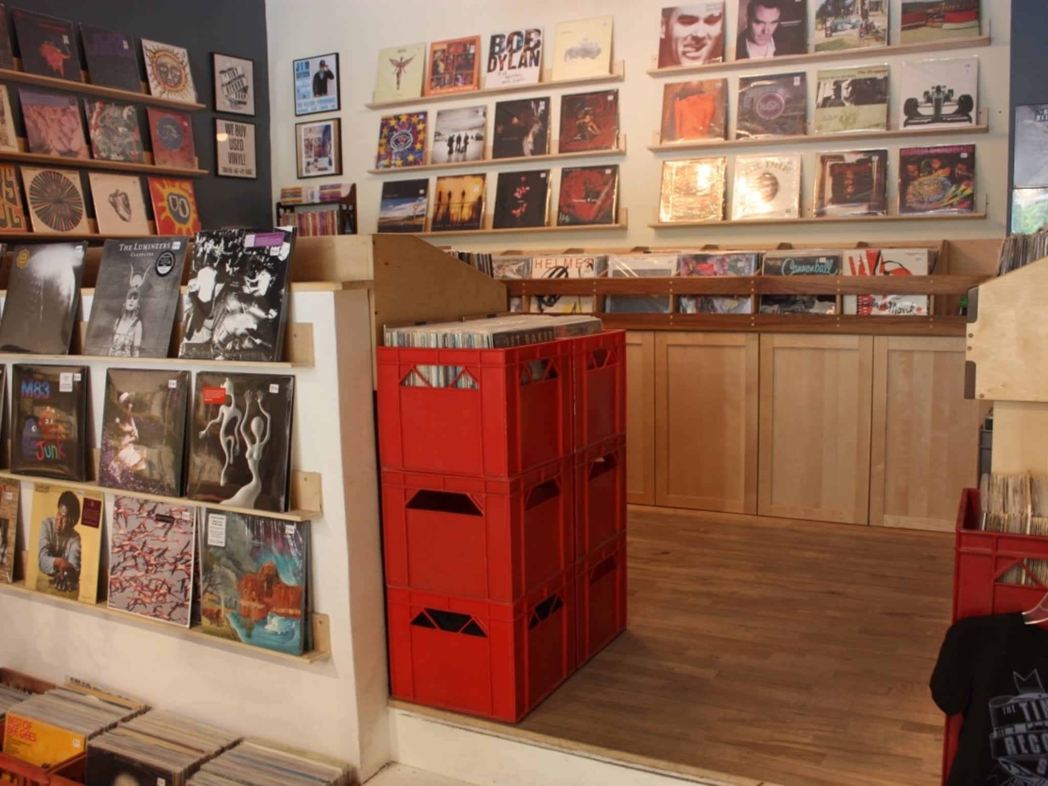 photo Token And Tiny Records Shop