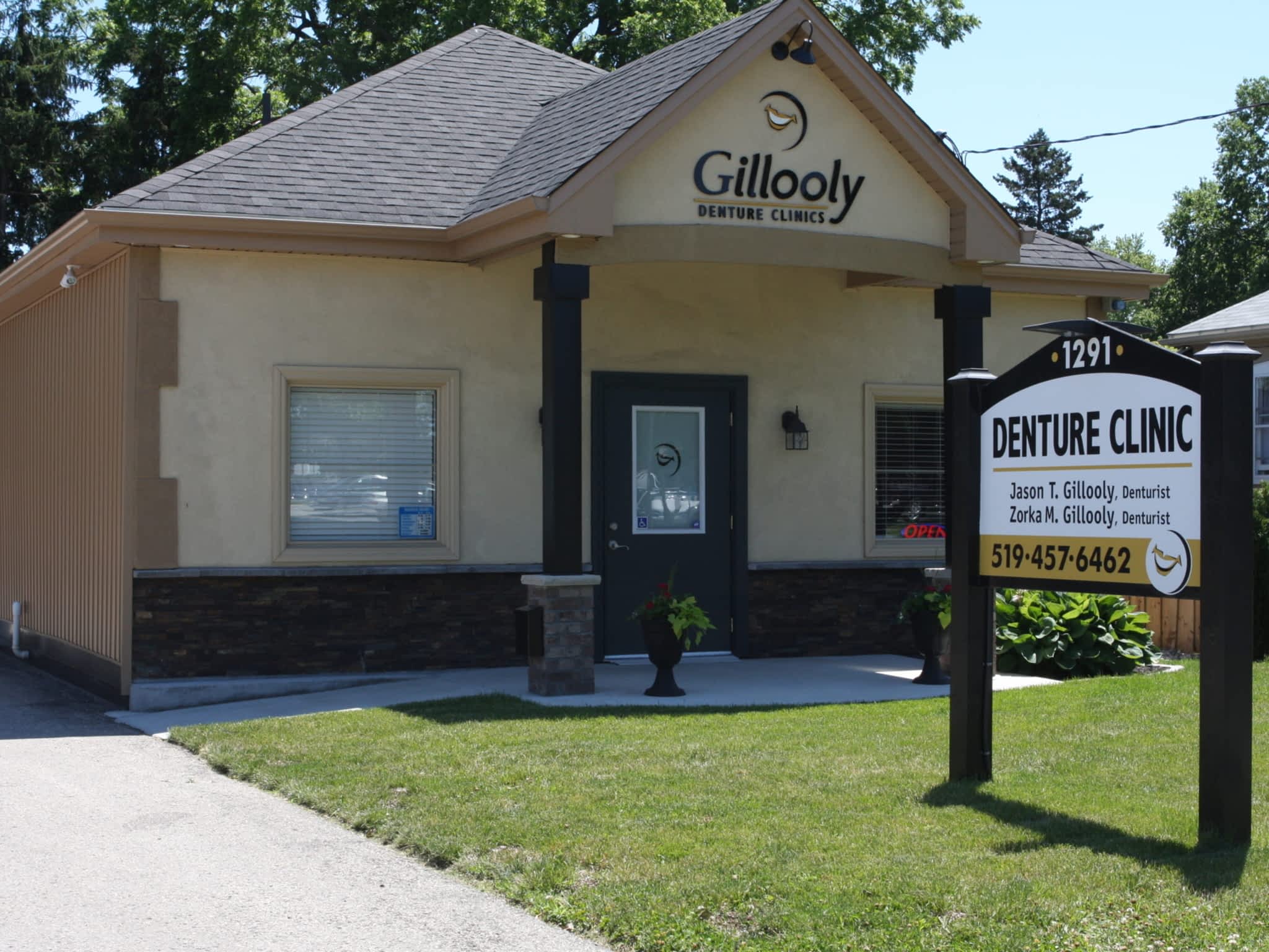 photo Gillooly Denture Clinics