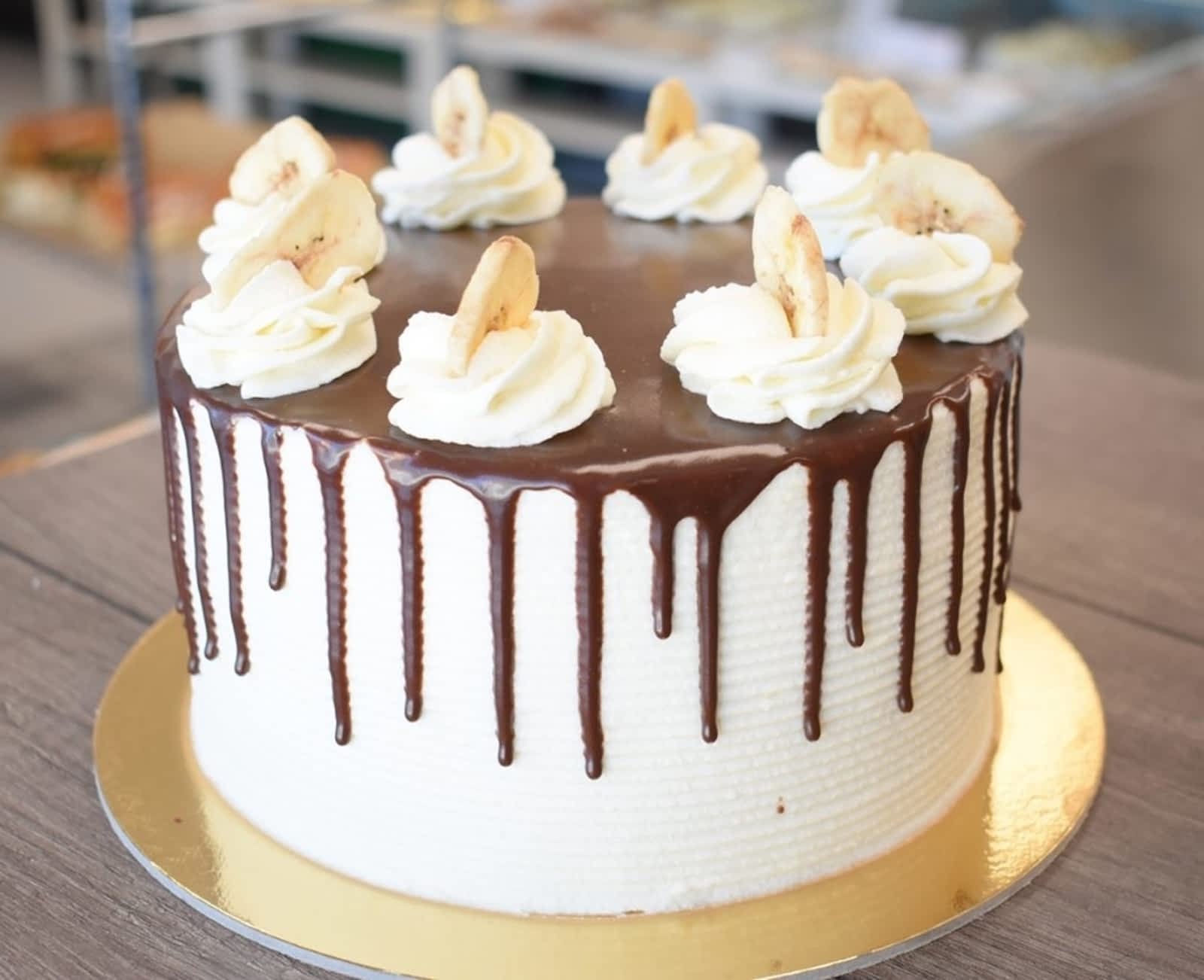 Крем чиз простой. Крем-чиз для торта. Декор торта кремом чиз. Шоколадный торт с кремом чиз. Торт крем чиз с шоколадом.