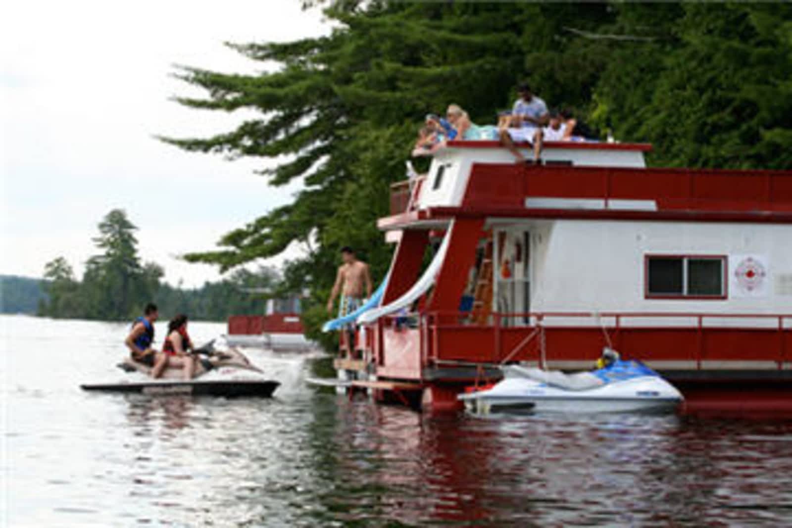 Happy Days Boat Rental Ltd 5 Colony Rd Bobcaygeon On