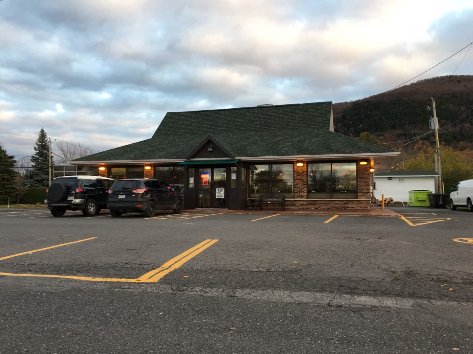 Restaurant L'Etoile De StHilaire Opening Hours 874, boul SirWilfridLaurier, MontSaint