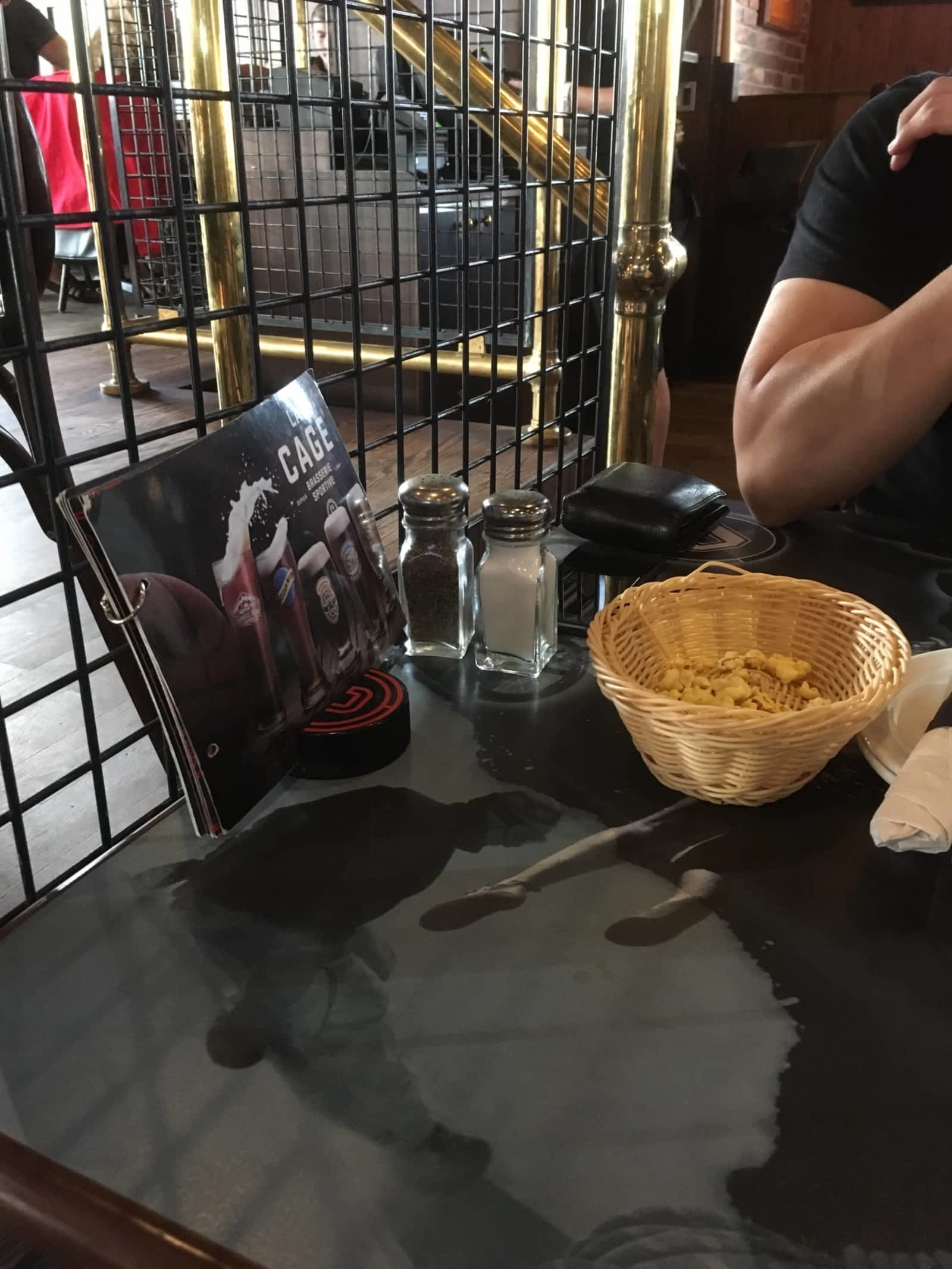 La Cage Brasserie sportive Horaire et Réservation 9300 boul Leduc