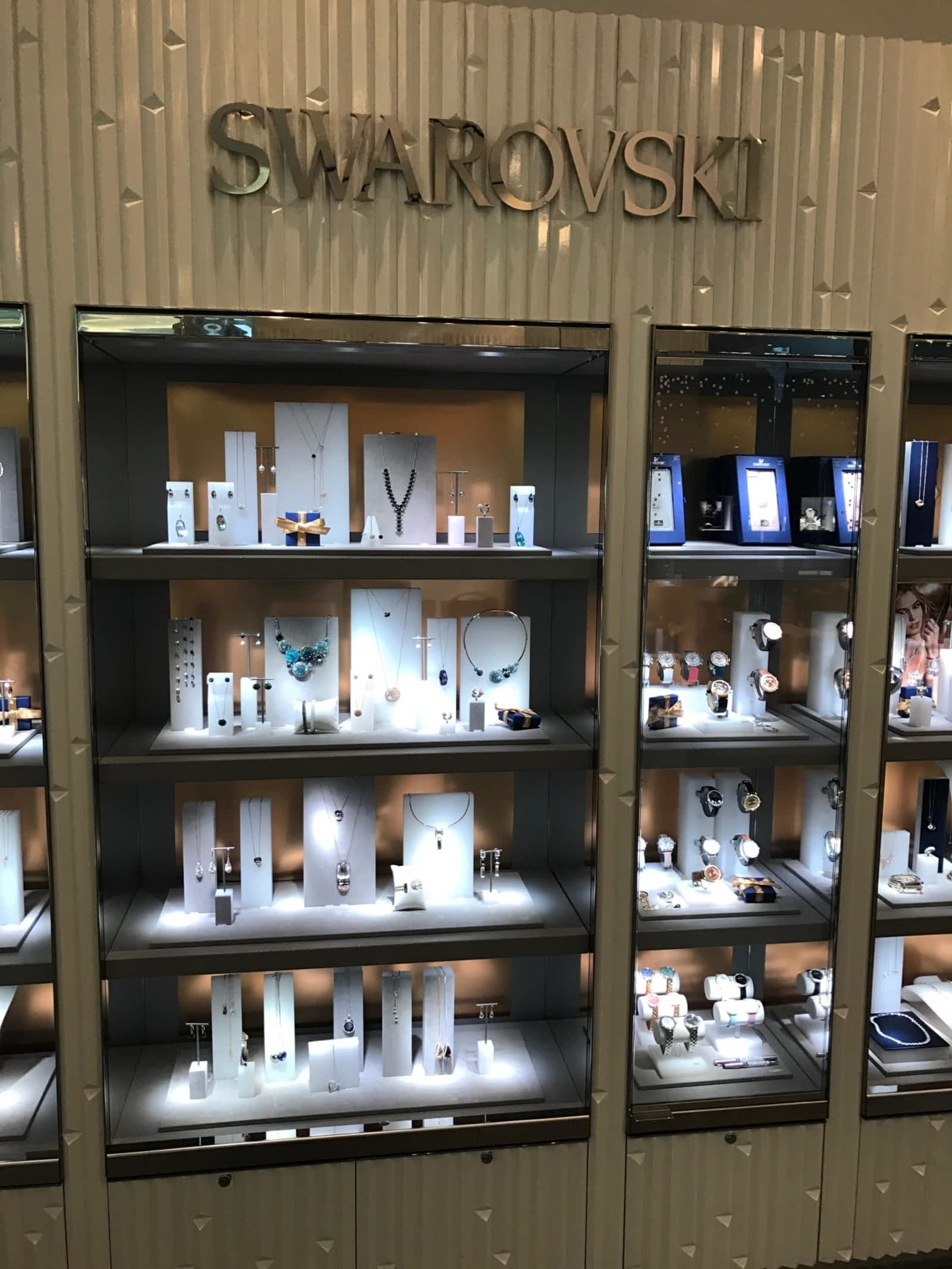 Swarovski 3035 boul le Carrefour, Laval, QC