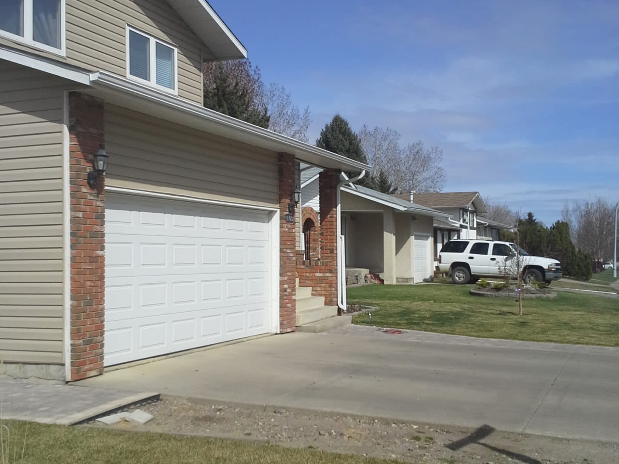 photo Well Hung Eavestrough
