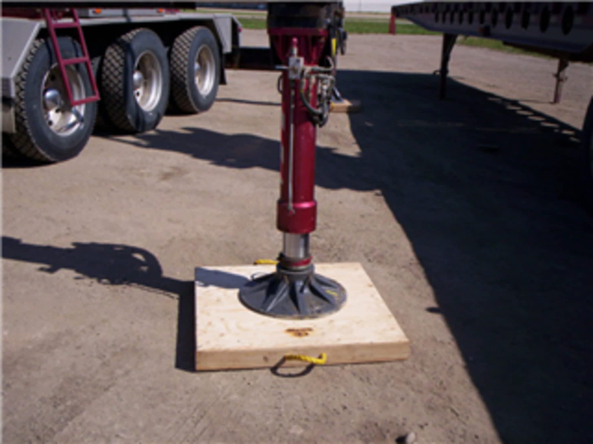 Прожекторы на выносные опоры крана 65711. Подкладки под аутригеры кму. Опора аутригера автокрана. Подкладки под крановые опоры 700*700*100. Подкладка под лапы для кму.