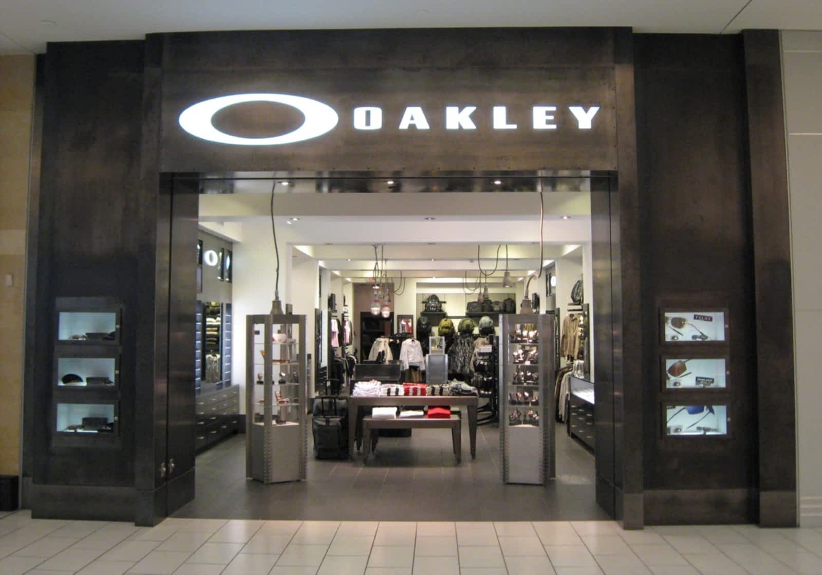 Oakley Store - Closed - 4700 Kingsway 