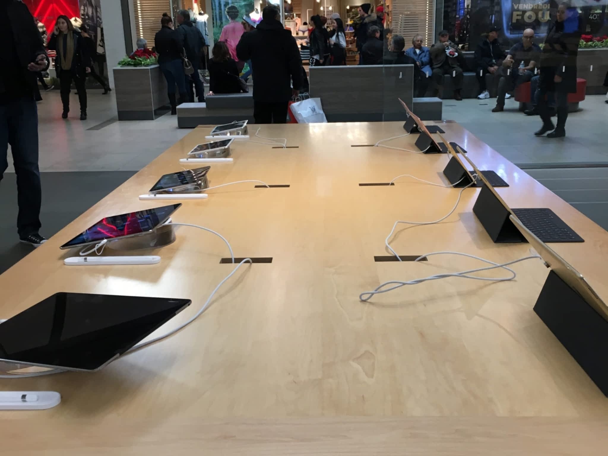 photo Apple Carrefour Laval