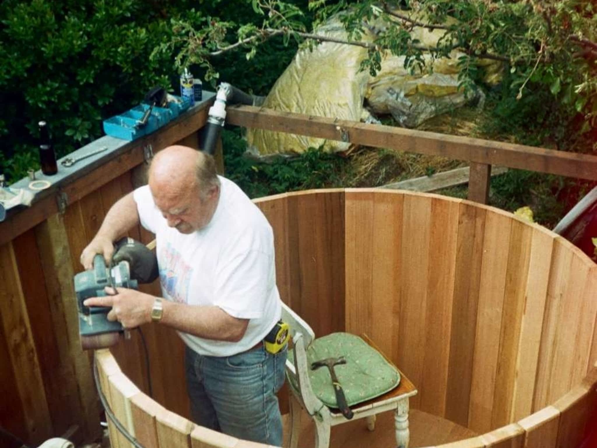 photo H K Ideal Contracting Ltd Western Red Cedar Hot Tubs