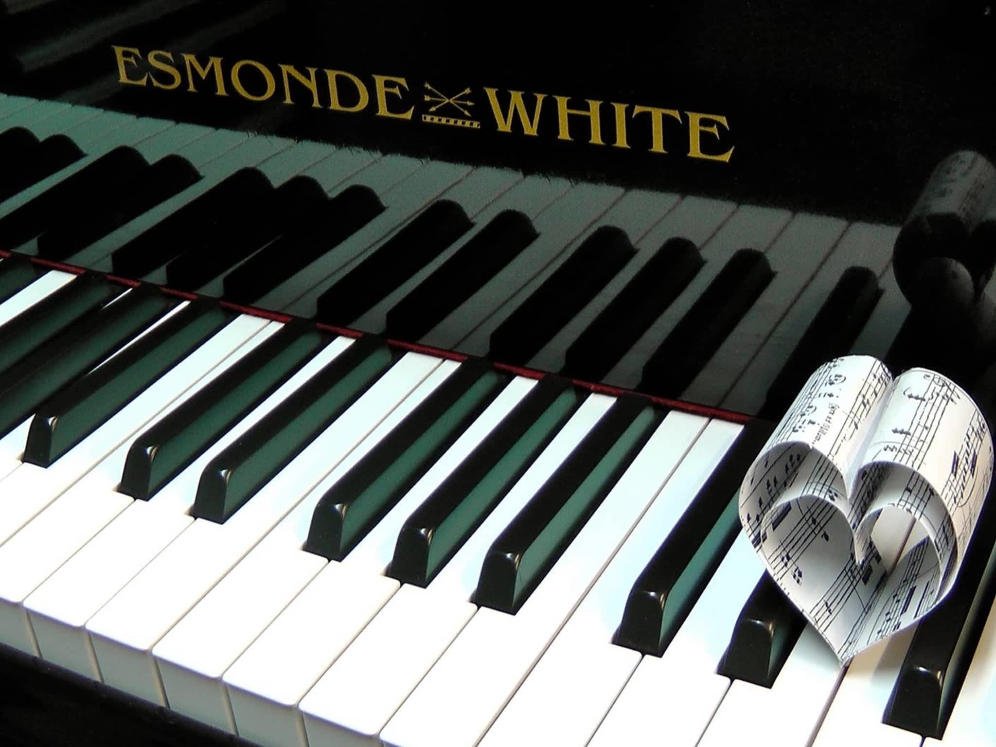 photo Piano Esmonde White