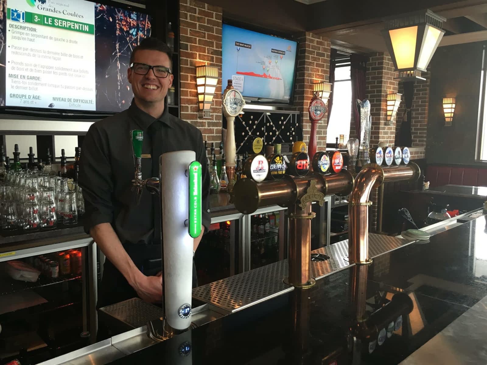 Bâton Rouge Grillhouse & Bar - Opening Hours - 1875 Rue Bouvier, Québec, QC