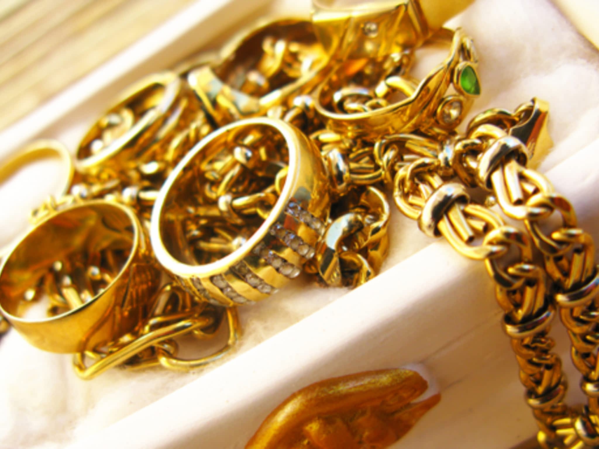 Лом золота спб. Золотые изделия. Золотые украшения. Изделия из драгоценных металлов. Ювелирные изделия из драгоценных металлов.